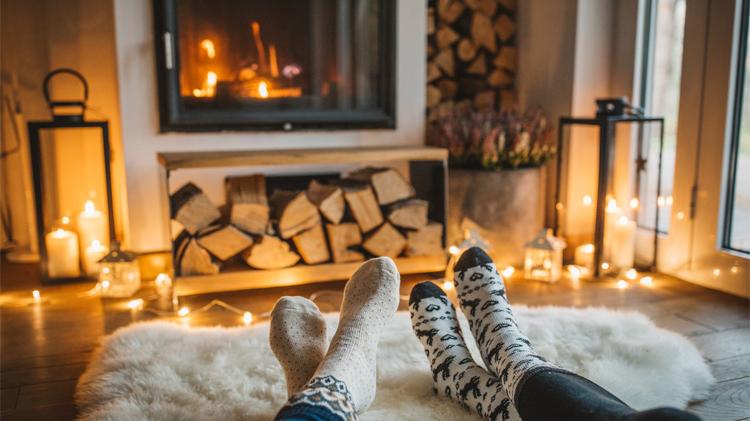 一对穿着袜子的夫妇坐在壁炉旁取暖.
